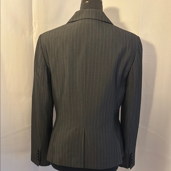 Ann Taylor lined fitted Women's Grey and Blue Pinstripe Blazer. Size 8. - Picture 6 of 12